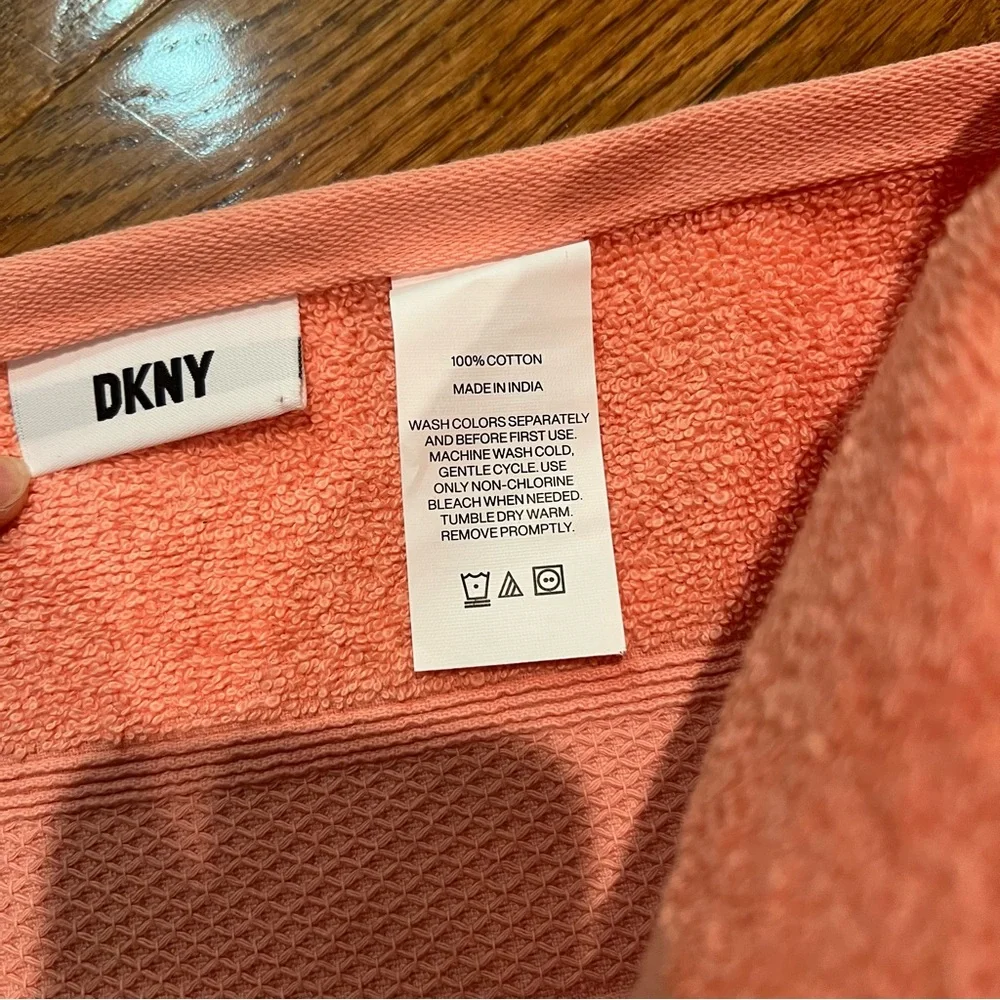 NEW DKNY Nottingham Coral Towel Set, 3 piece, color coral